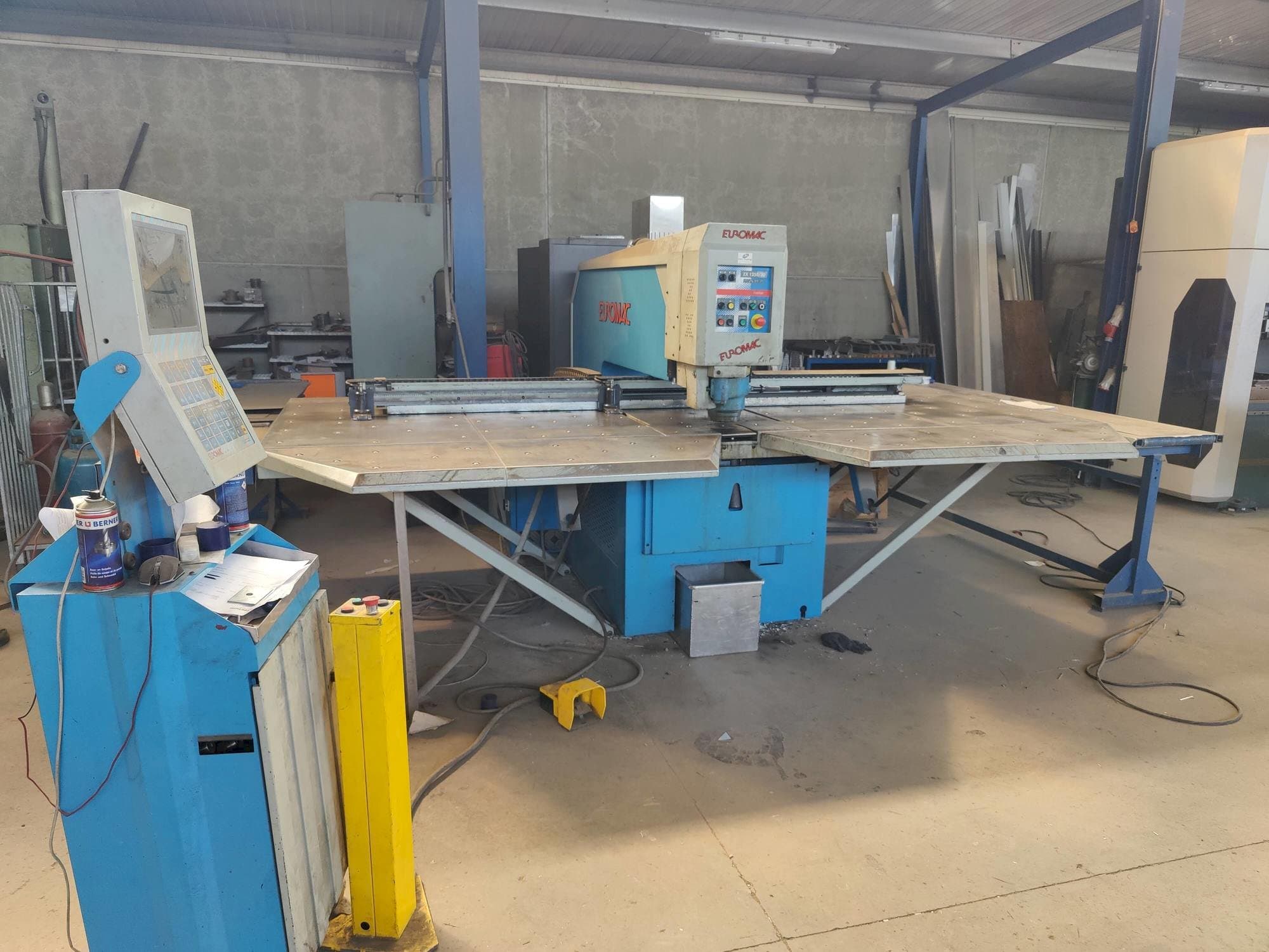 Koneen  Euromac Z/1250/30 etunäkymä