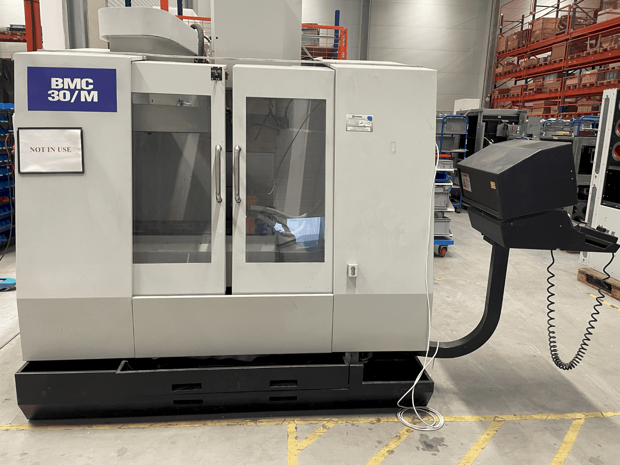 Koneen  Hurco BMC-30M etunäkymä