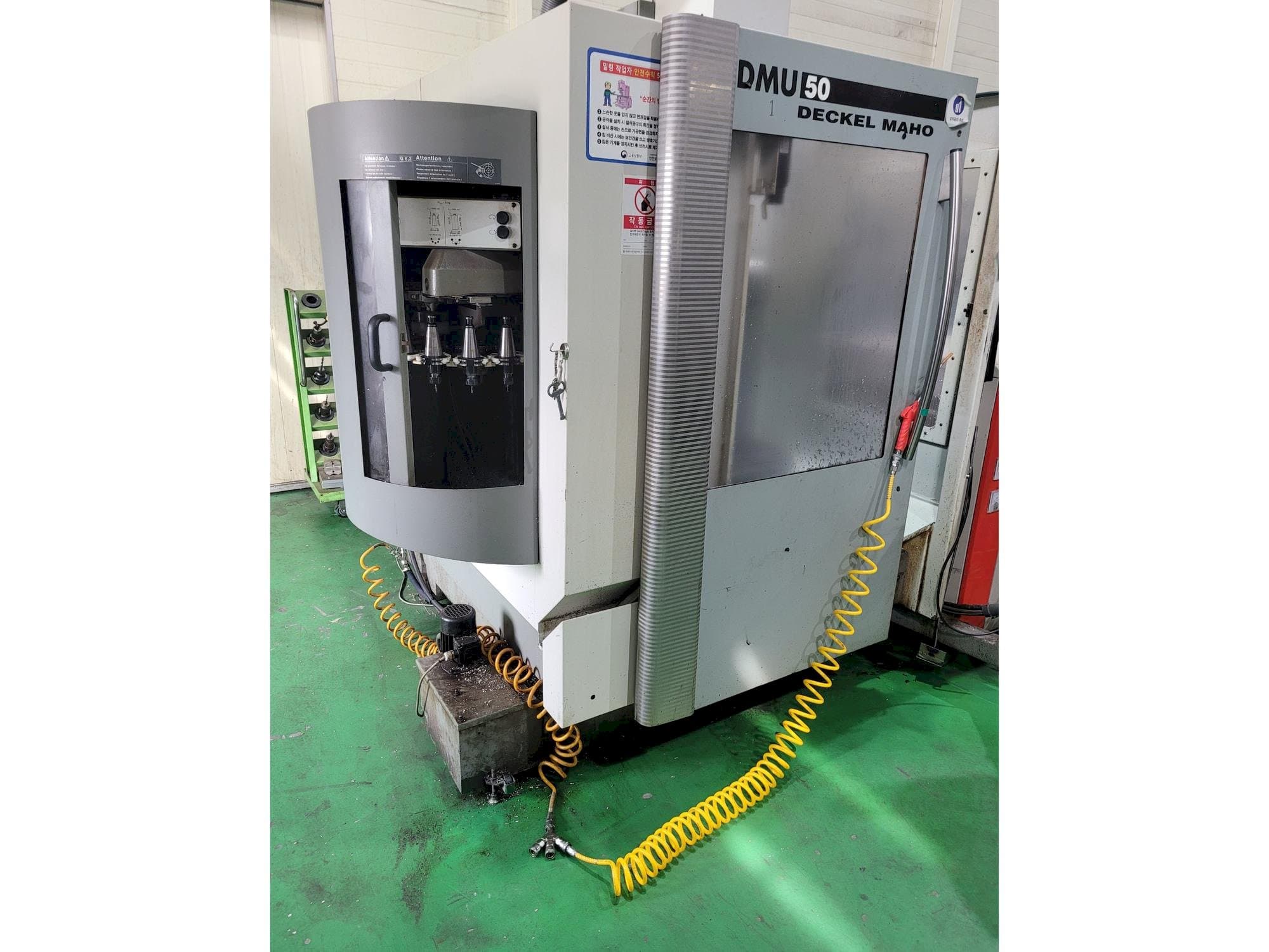Koneen  DECKEL MAHO DMU 50 etunäkymä
