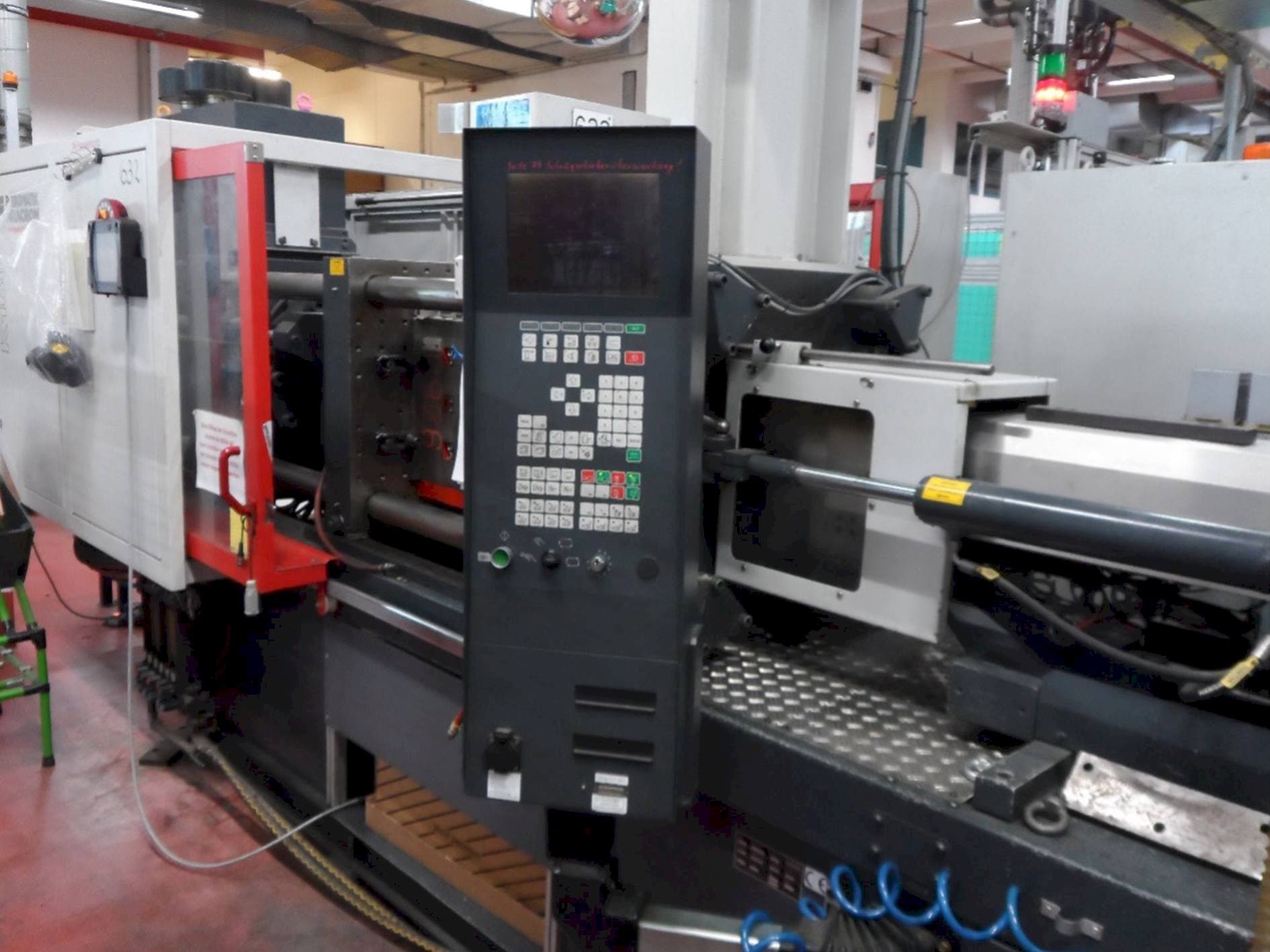 Koneen  FERROMATIK MILACRON K-Tec 160S etunäkymä