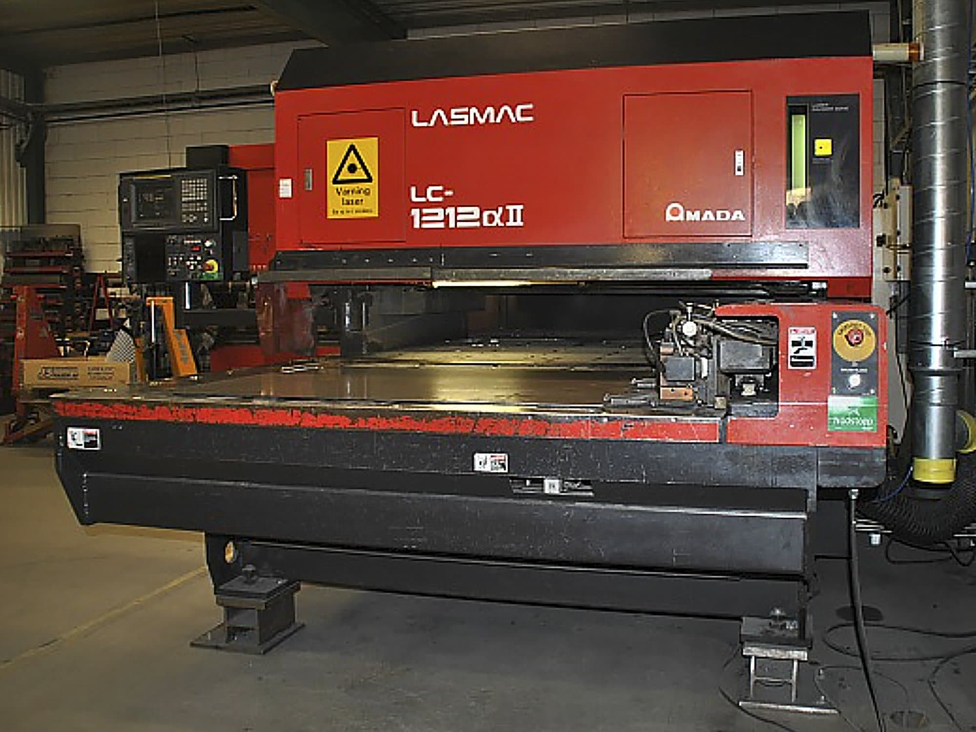 Koneen  AMADA etunäkymä LC-1212 Alpha II