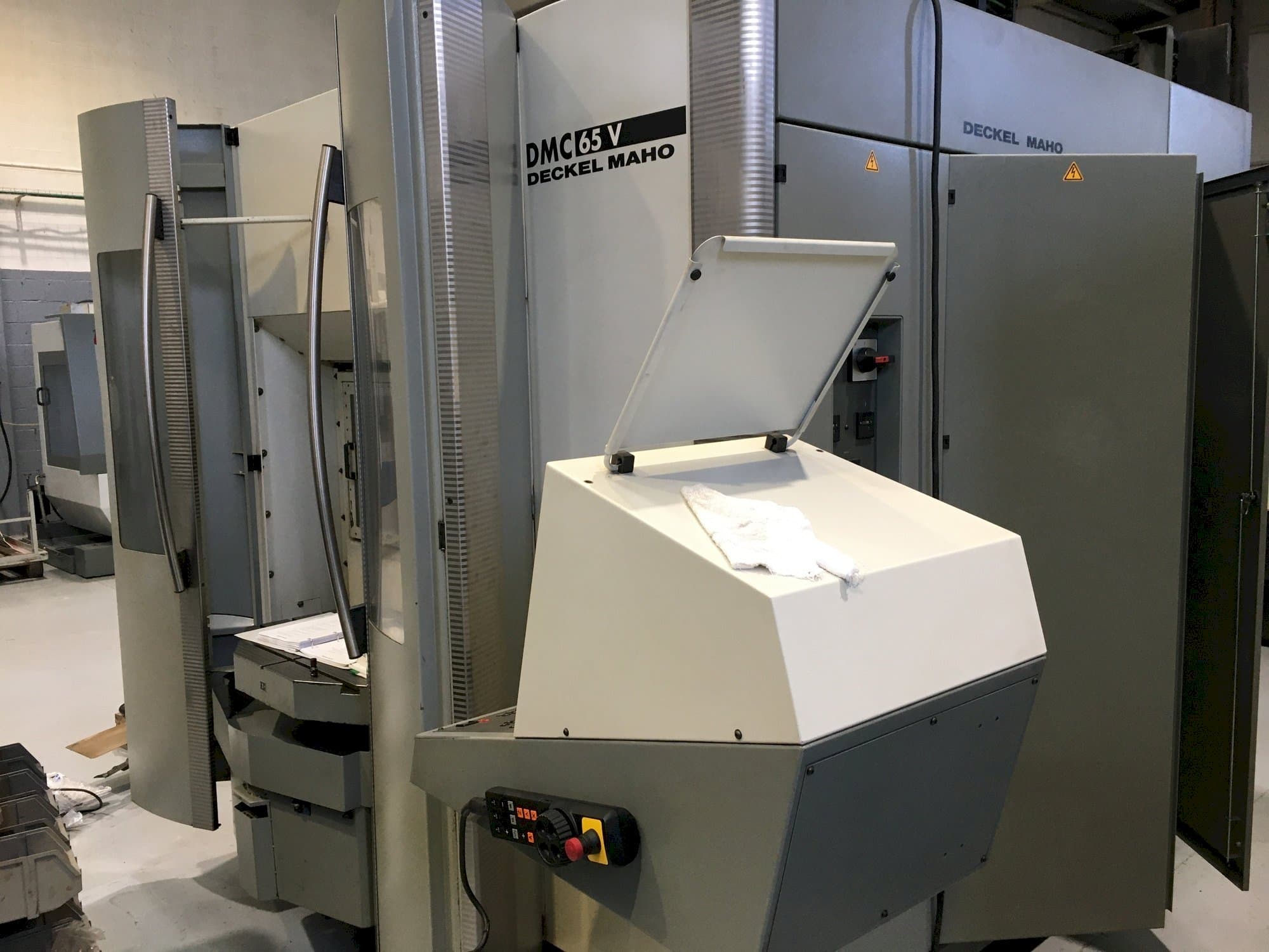 Koneen  DECKEL MAHO DMC 65V etunäkymä