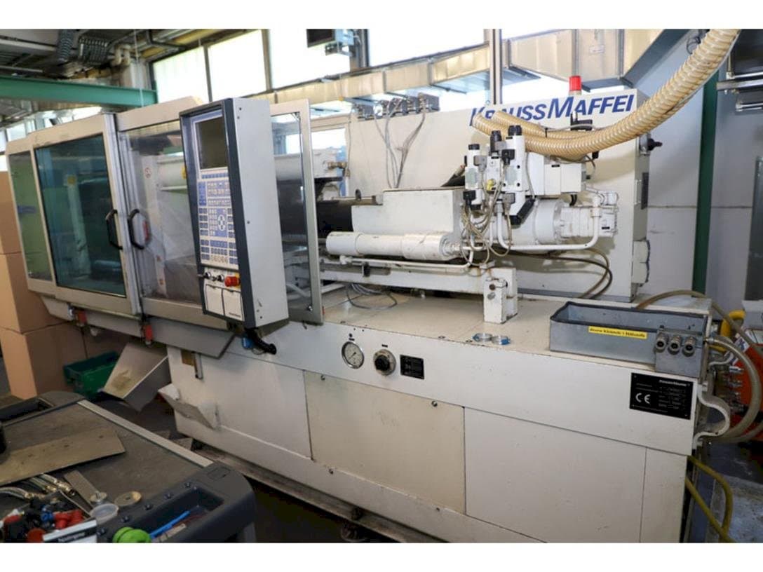 Koneen  Krauss Maffei 65-220 C1 oikean sivun näkymä