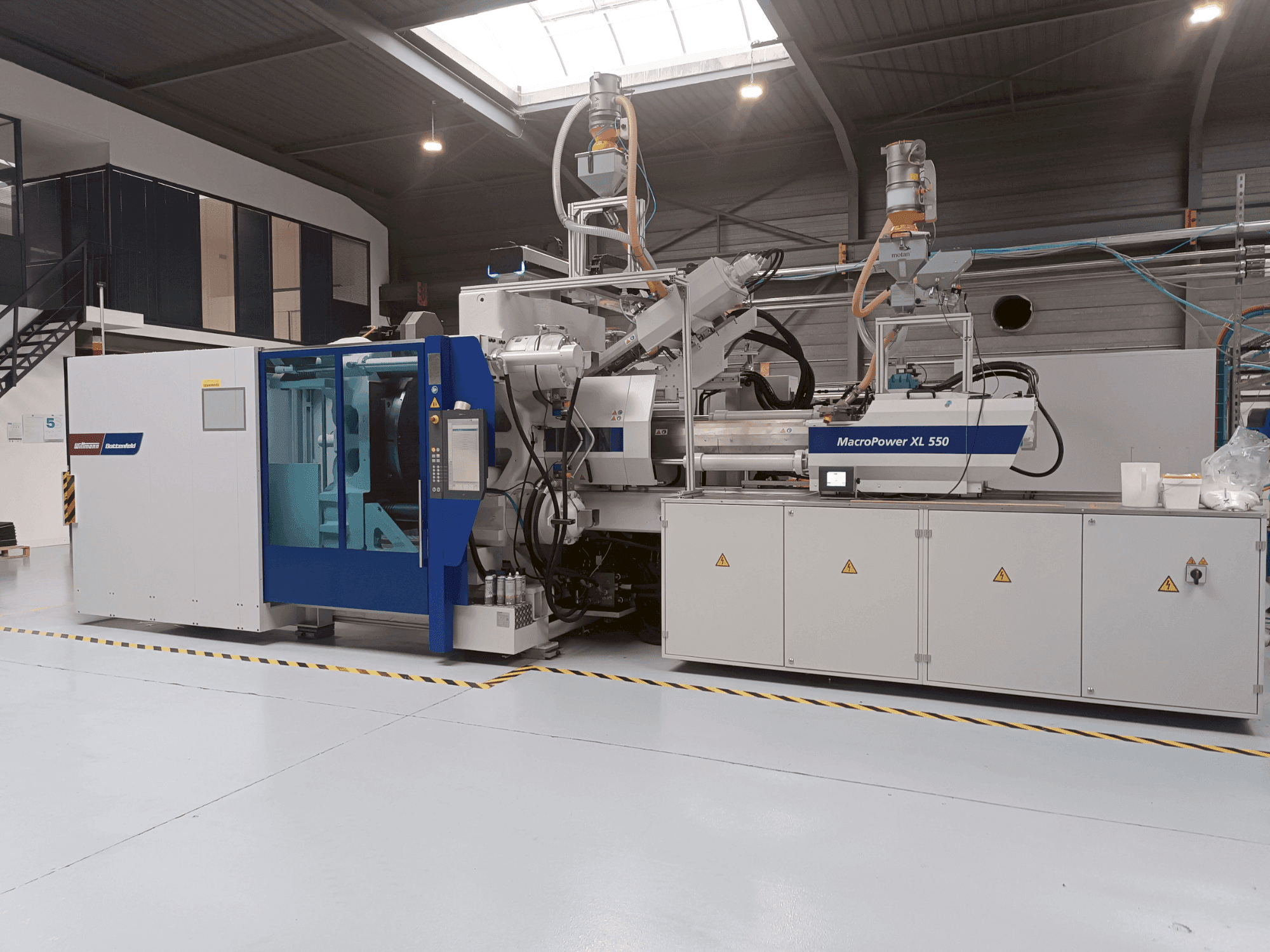 Koneen  Battenfeld MacroPower 550XL 2250H-350S 3K etunäkymä