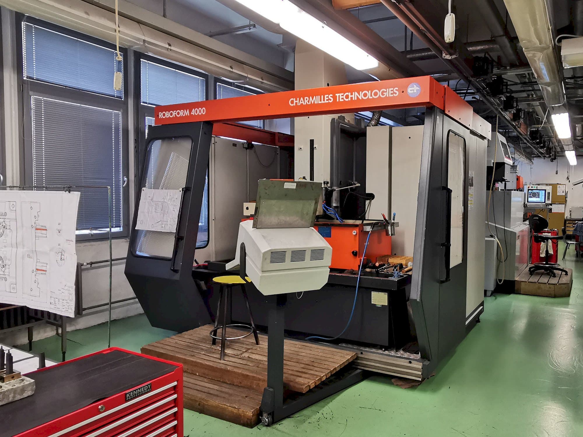 Koneen  CHARMILLES Roboform 4000 etunäkymä