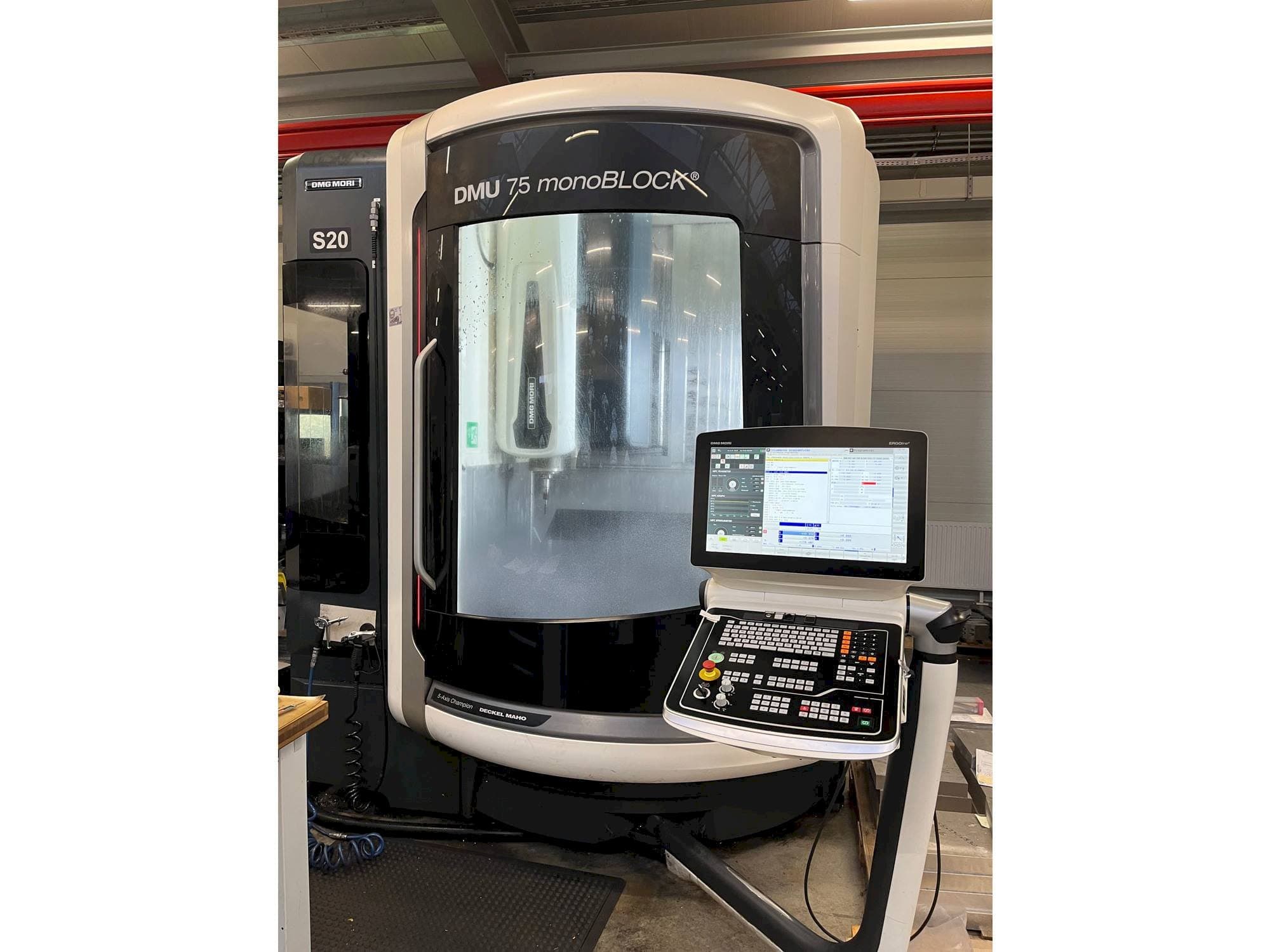 Koneen  DMG MORI DMU 75 monoBLOCK etunäkymä