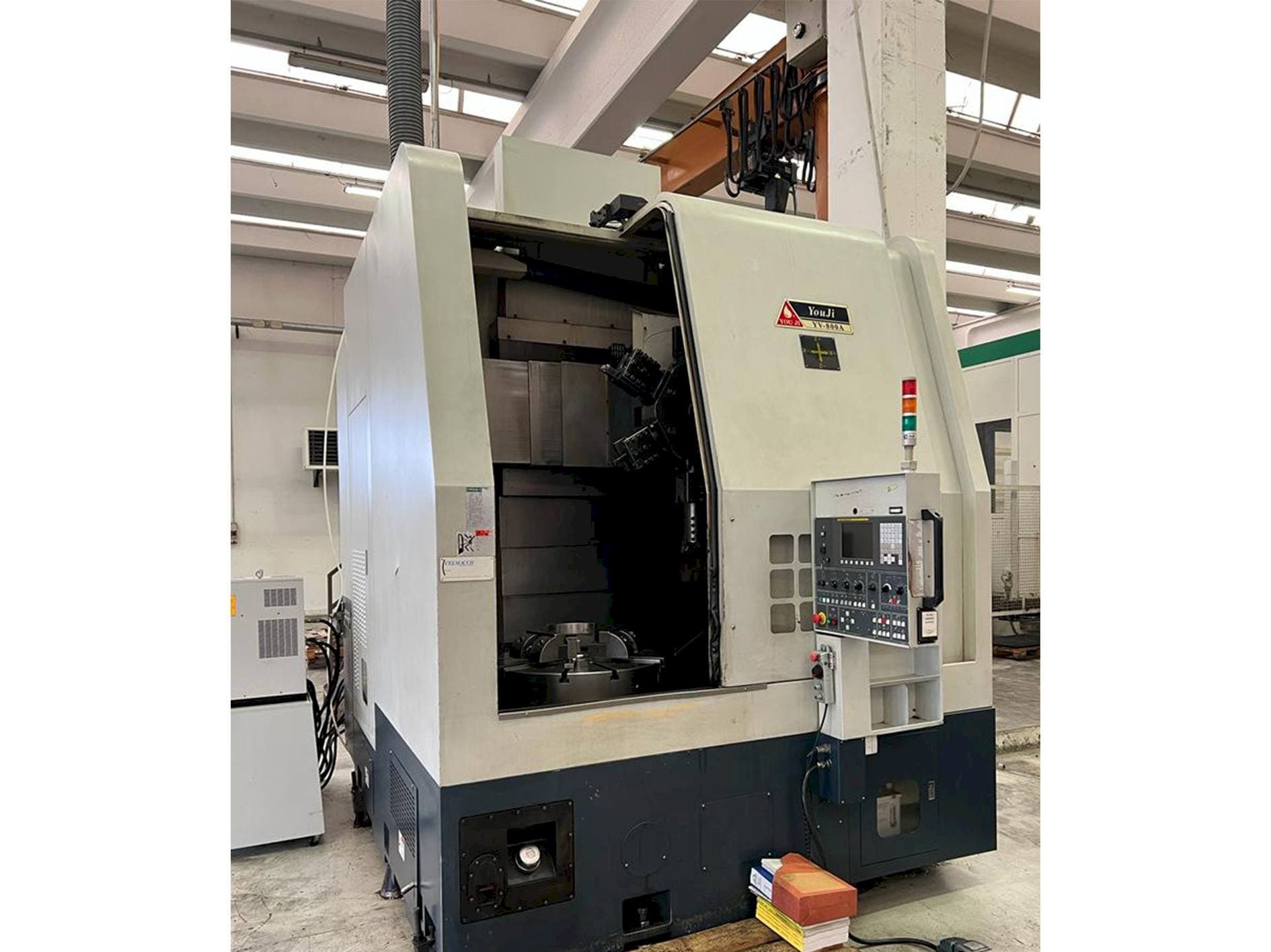 Koneen  YOU JI YV-800A etunäkymä