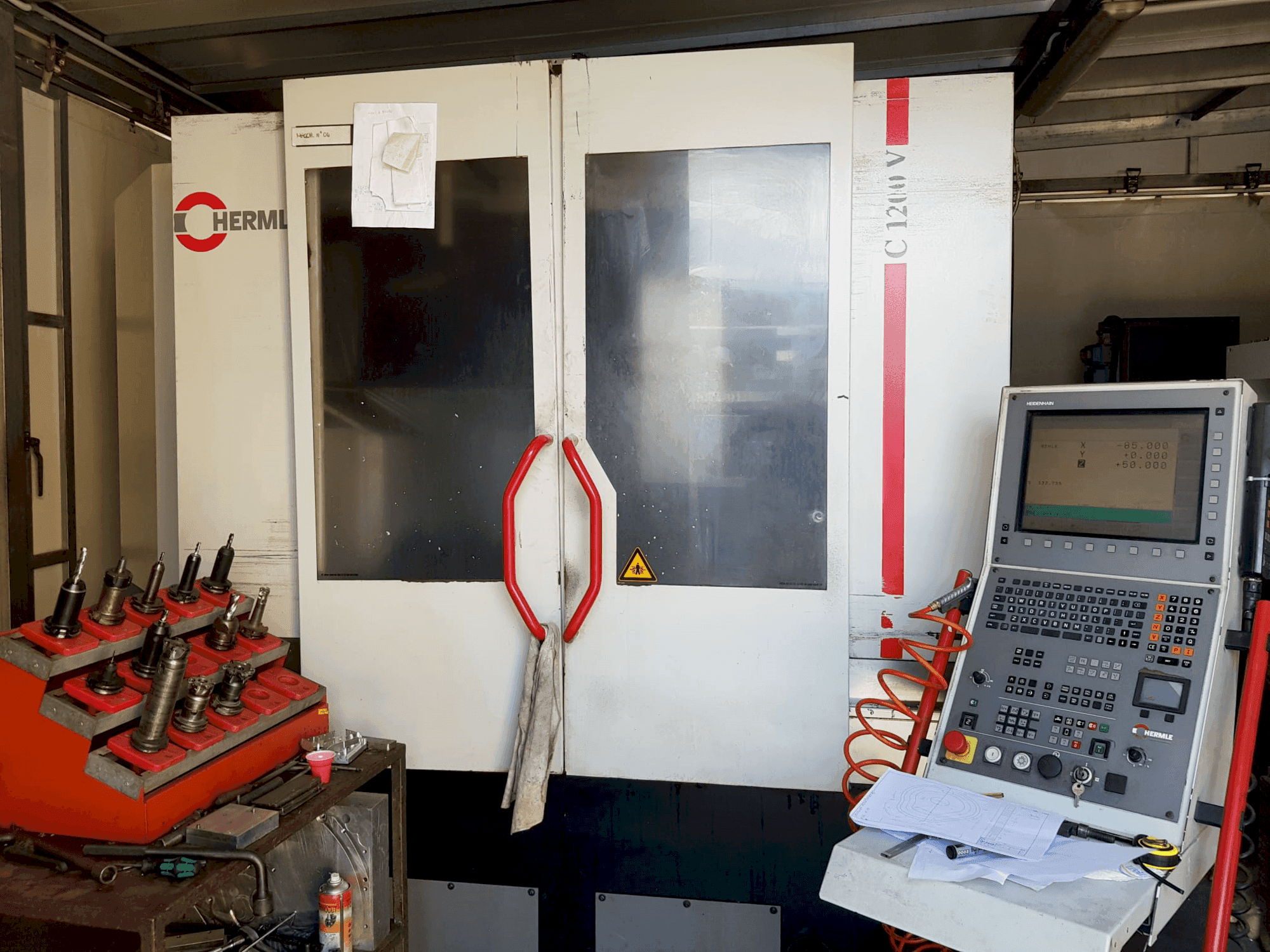 Koneen  HERMLE C 1200 V etunäkymä