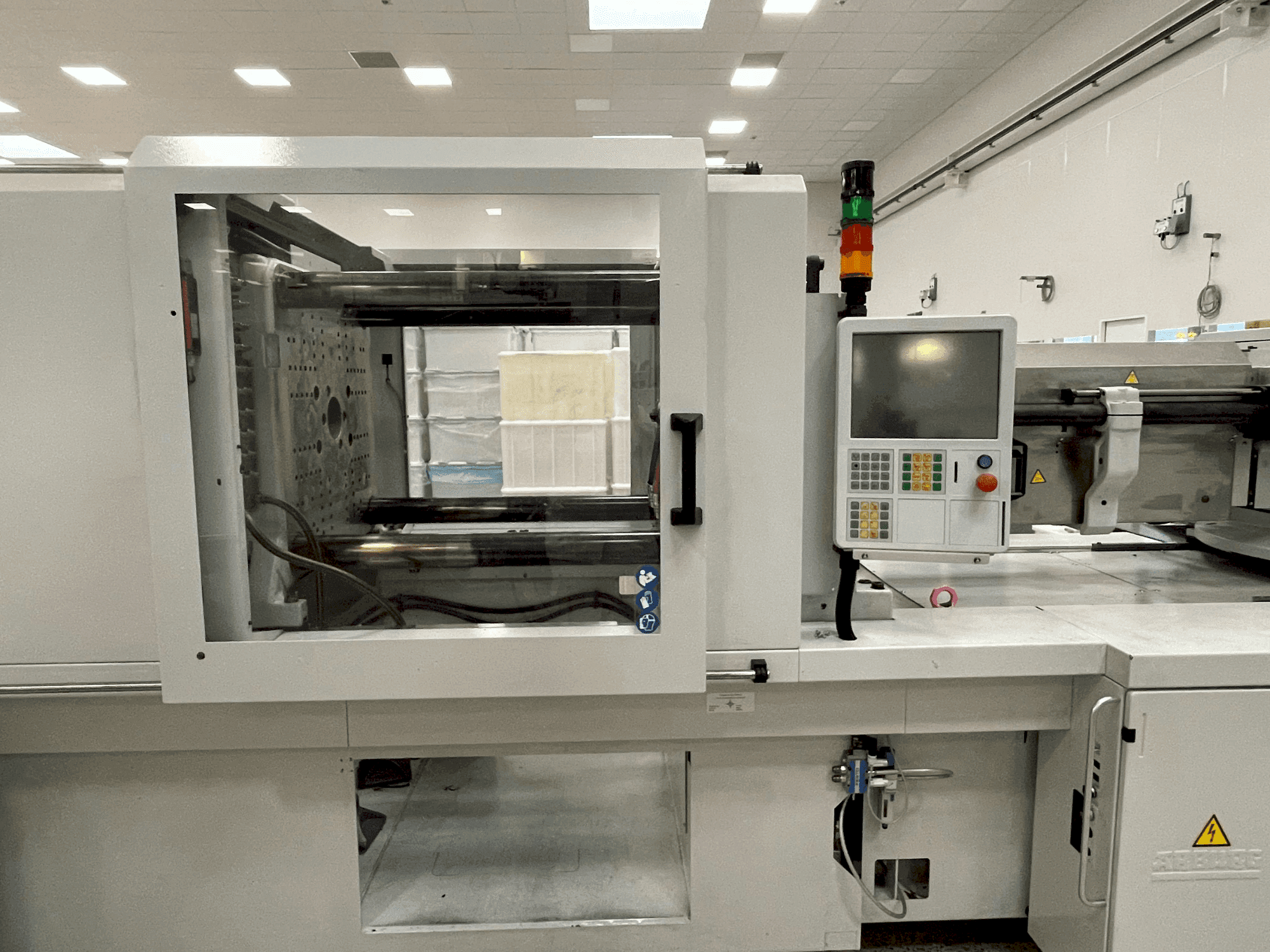 Koneen  Arburg Allrounder 570 H 2000-1300 etunäkymä