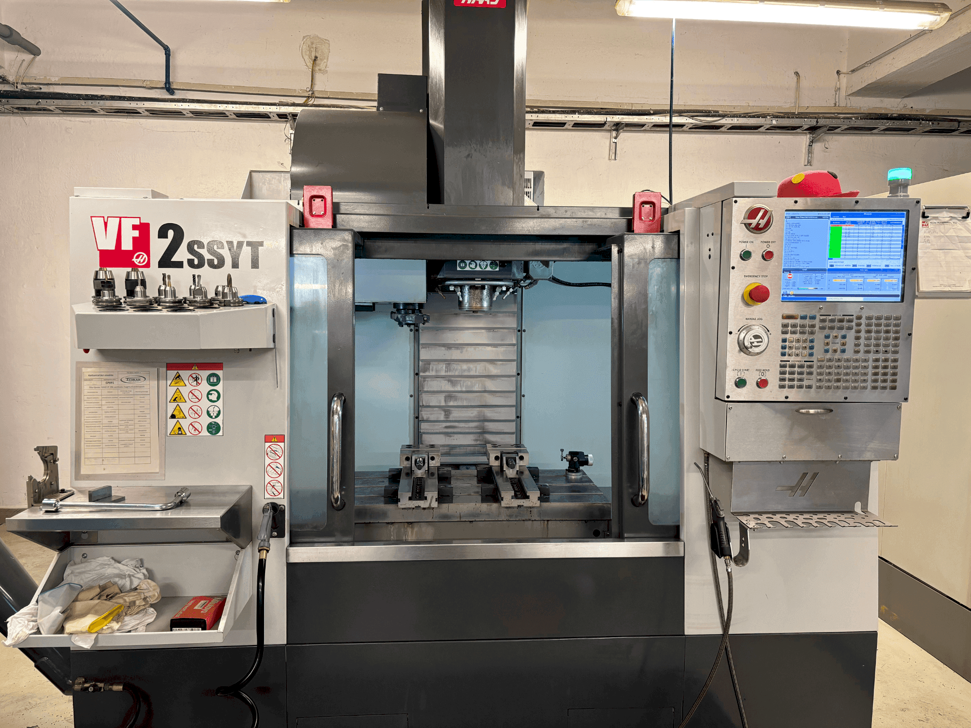 Koneen  HAAS HAAS VF-2SSYT etunäkymä