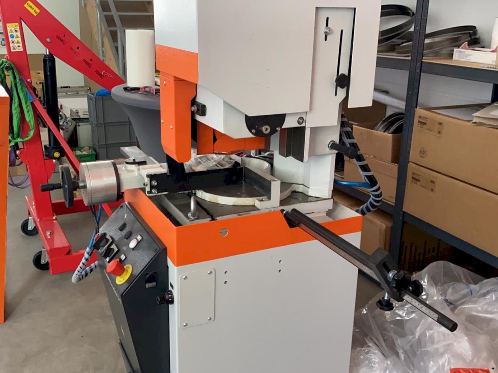 Koneen  KASTO Radial U7 vasemman sivun näkymä