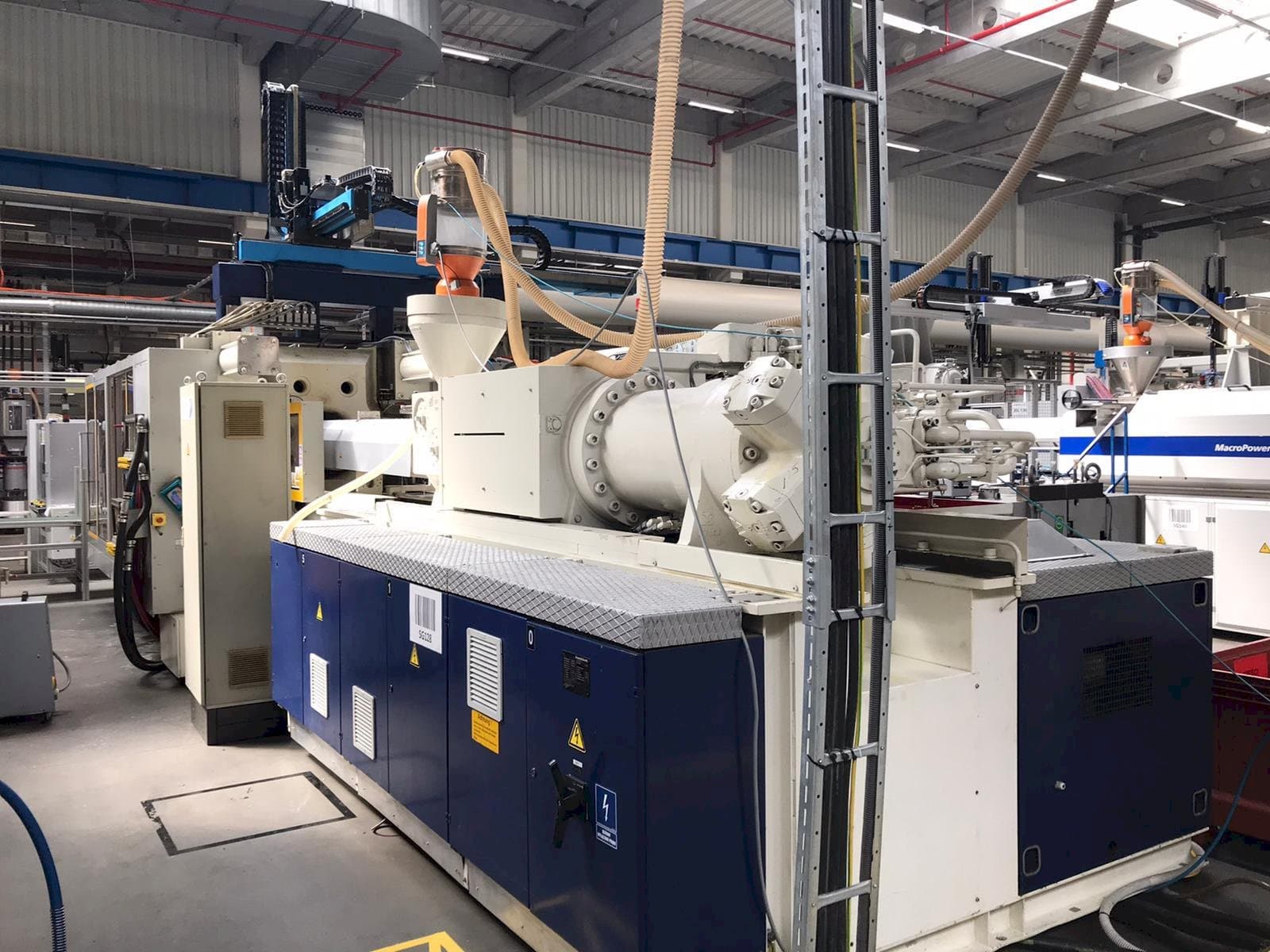 Koneen  Krauss Maffei 800-8000 MC etunäkymä