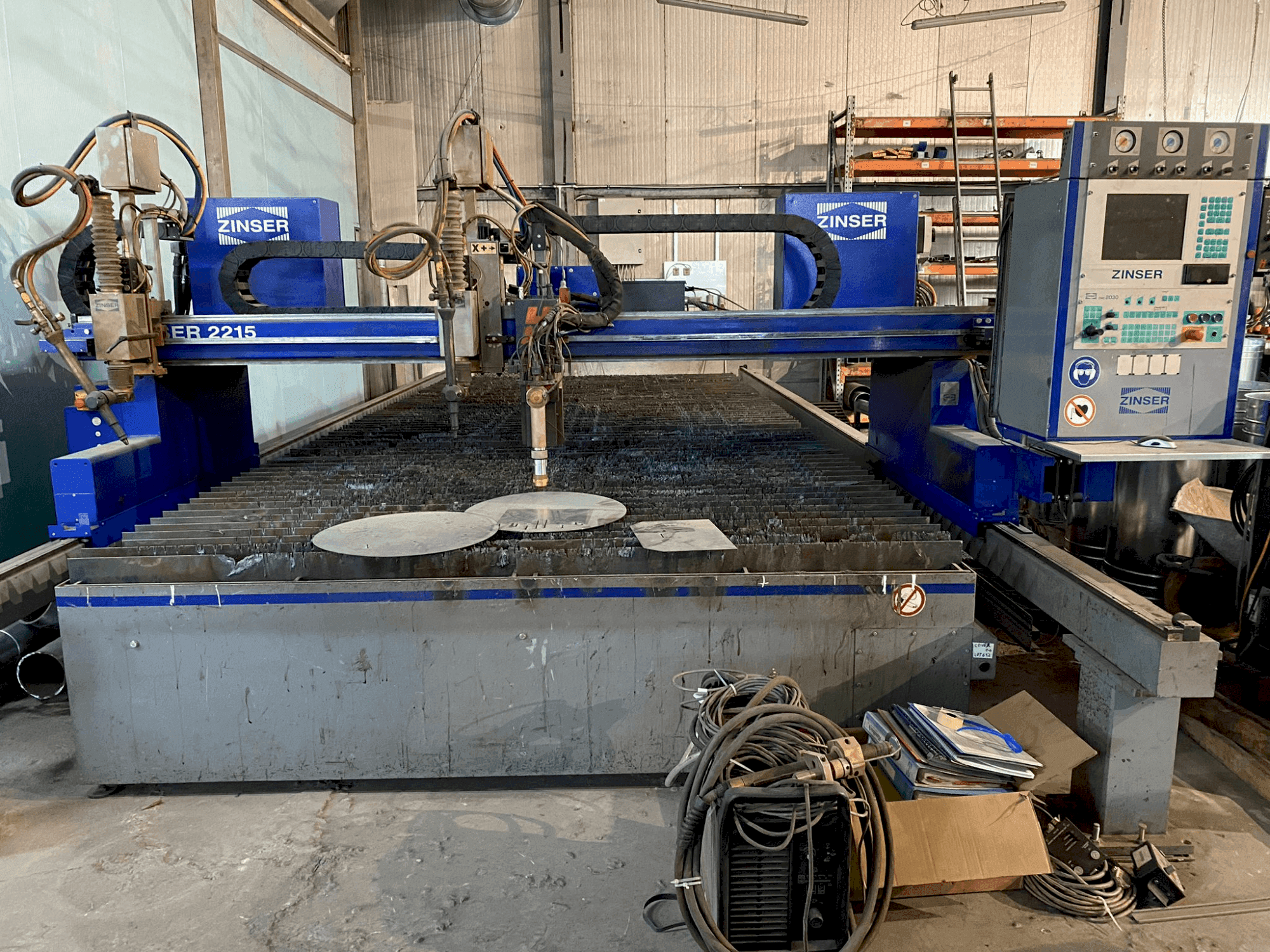 Koneen  ZINSER 2215 etunäkymä