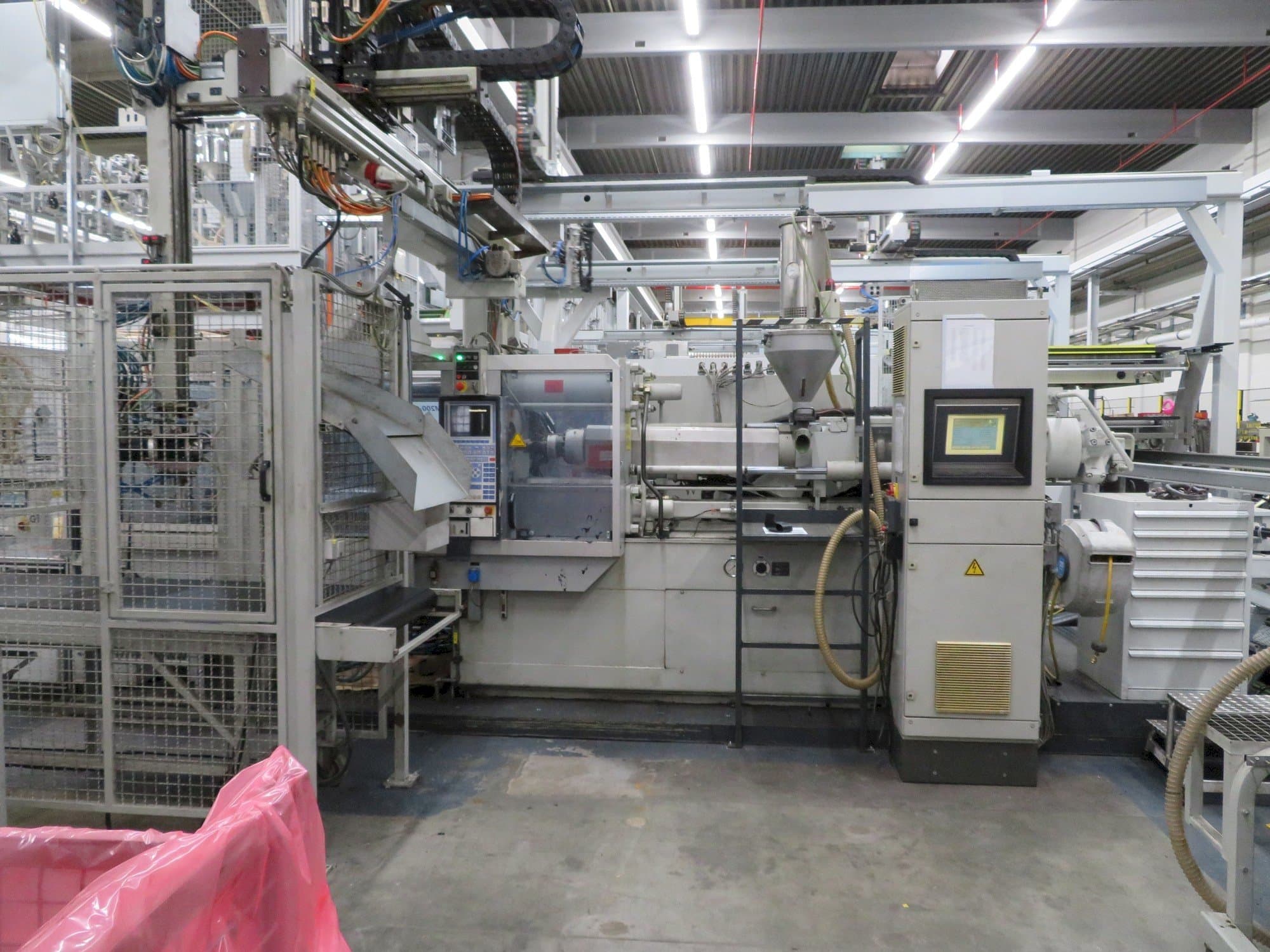 Koneen  Krauss Maffei 200-1400 C2 etunäkymä