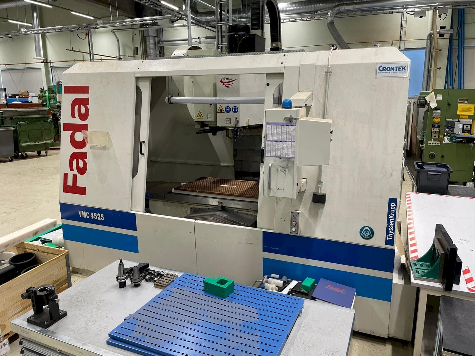 Koneen  FADAL VMC 4525 HT etunäkymä