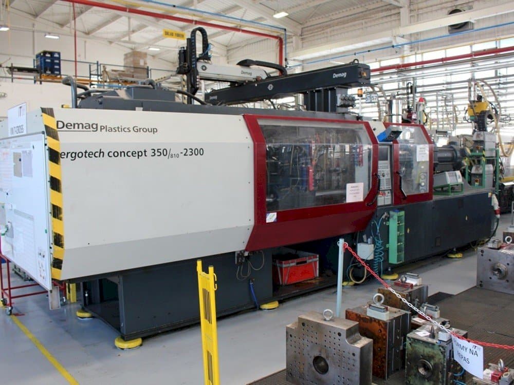 Koneen  DEMAG Ergotech 350/810-2300 vasemman sivun näkymä