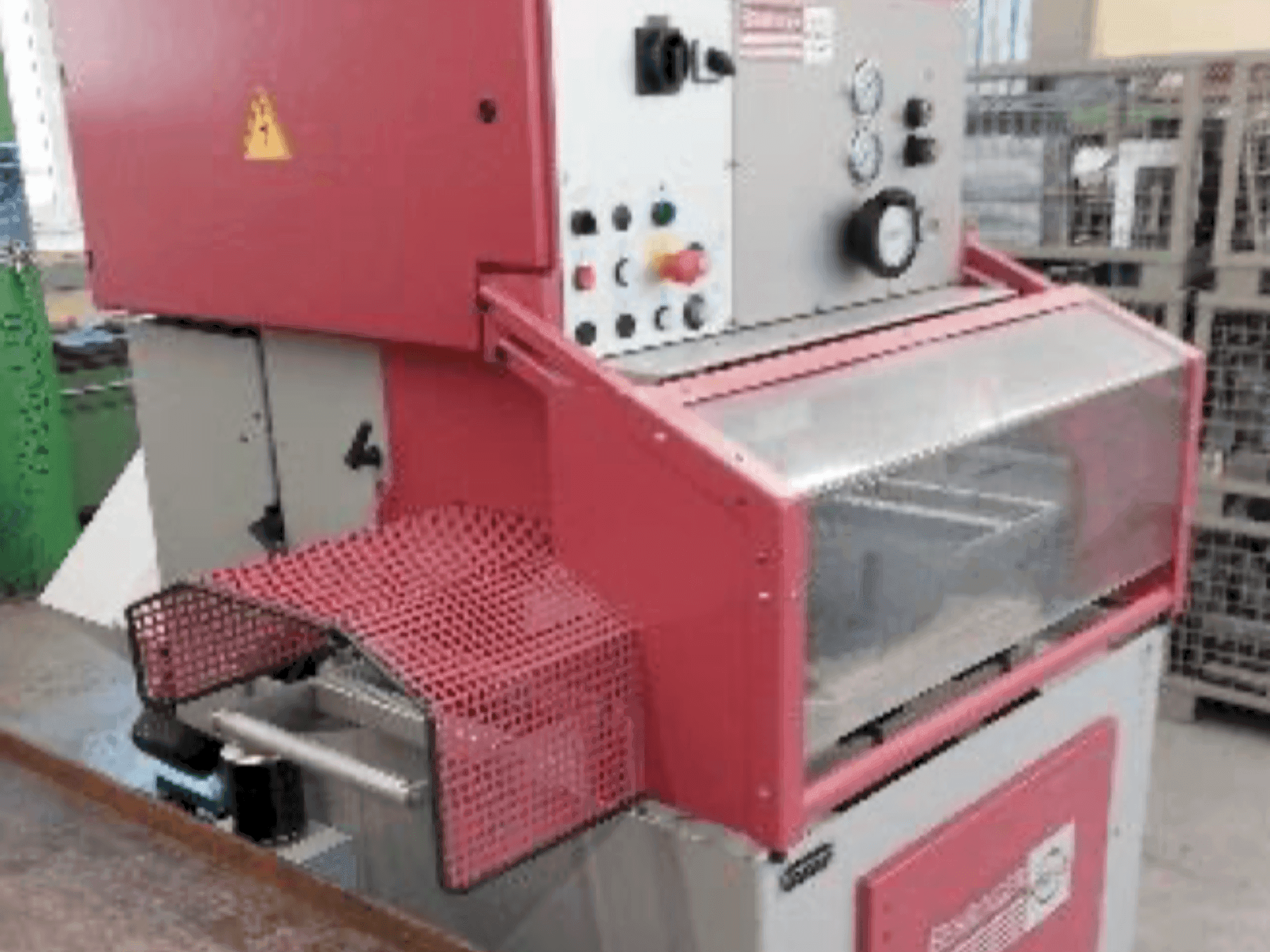 Koneen  Behringer EISELE PSU 450 H etunäkymä