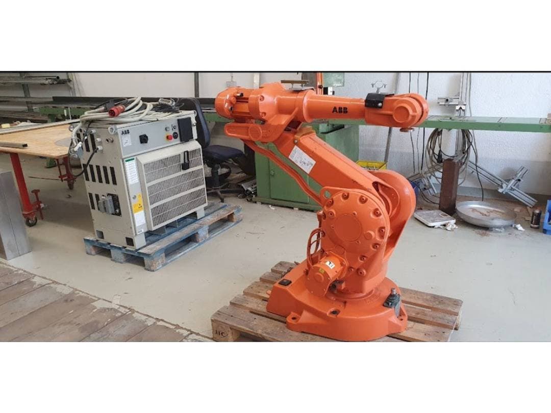Koneen  ABB IRB 2400 M2000 etunäkymä