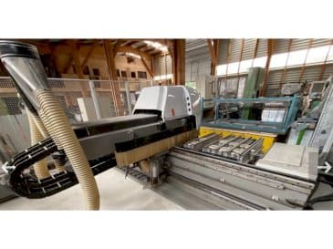 Koneen  BIESSE Rover 321 R etunäkymä