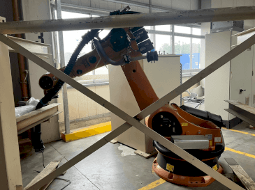Koneen  KUKA KR-240-2 etunäkymä