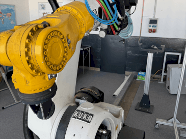 Koneen  KUKA KR210 2000-2 etunäkymä