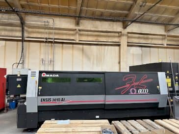 Koneen  AMADA ENSIS-3015 AJ etunäkymä