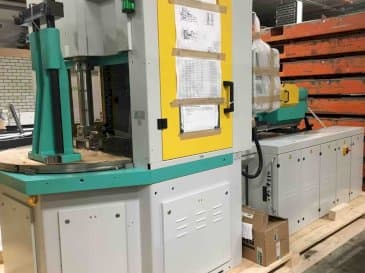 Koneen  Arburg ALLROUNDER 1200 t 1000 - 400 etunäkymä
