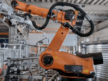 Koneen  KUKA KR 210 L150-2 etunäkymä