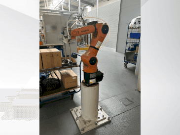 Koneen  KUKA KR 6 R900 fivve etunäkymä