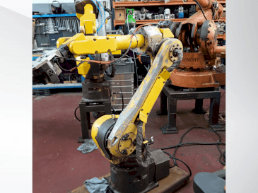 Koneen  FANUC M-16iB etunäkymä