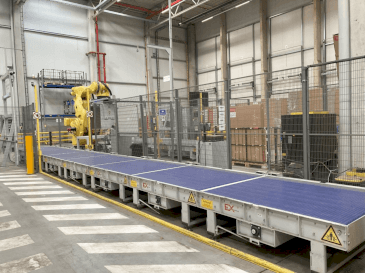 Koneen  FANUC M-2000iA/1700L etunäkymä