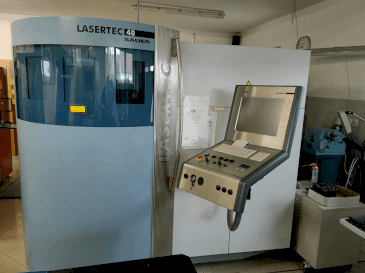 Koneen  DMG SAUER LASERTEC 40  (2008) etunäkymä