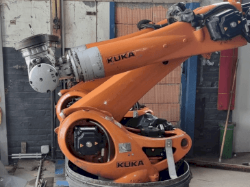 Koneen  KUKA KR 90 R3100 extra C-F-HP etunäkymä