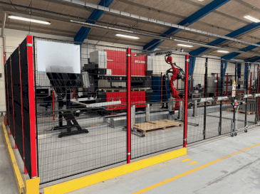 Koneen  AMADA HFE3i 1003 8 axes L etunäkymä