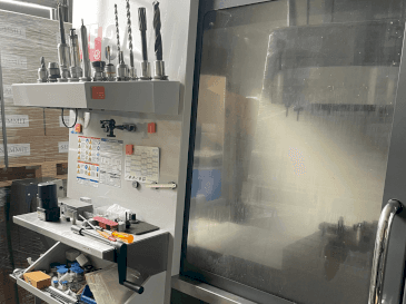 Koneen  HAAS VF-3 etunäkymä