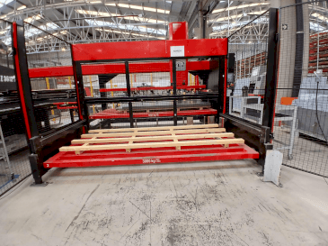 Koneen  AMADA EMZ3612M2 etunäkymä