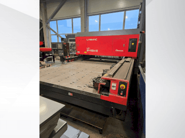 Koneen  AMADA LC 2415 A3 etunäkymä