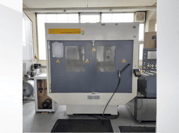 Koneen  FANUC Robocut Alpha 1C etunäkymä