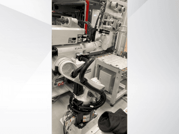 Koneen  KUKA KR 22 R1610-2 etunäkymä