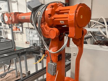 Koneen  ABB IRB 2400 M2004 etunäkymä