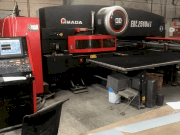 Koneen  AMADA EM2510NT etunäkymä