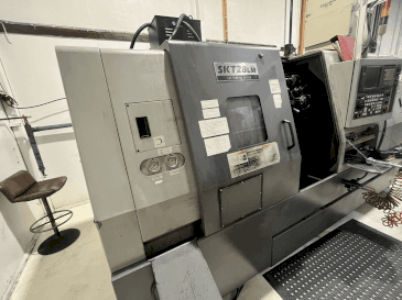 Koneen  Hyundai Kia SKT 28 LM etunäkymä