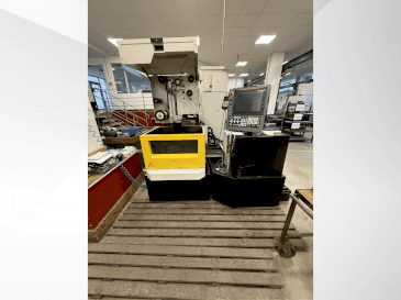 Koneen  FANUC Robocut alpha-C400iB etunäkymä