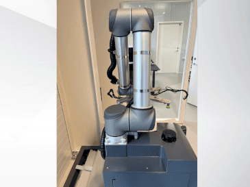 Koneen  Universal Robots UR10 etunäkymä