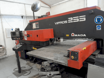 Koneen  AMADA Vipros 255 etunäkymä