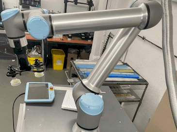 Koneen  Universal Robots UR10 etunäkymä