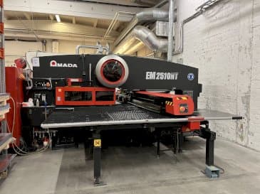 Koneen  AMADA EM2510NT etunäkymä