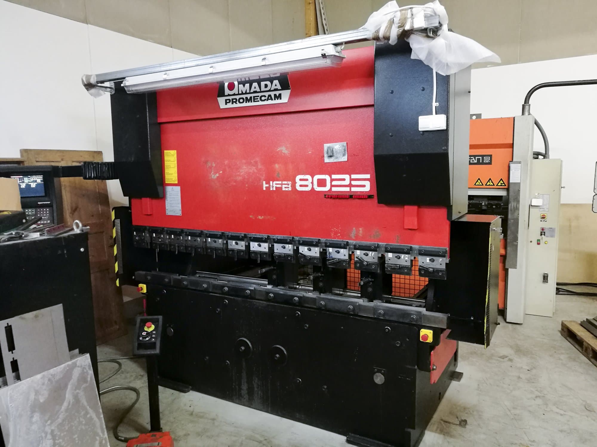 Koneen  AMADA takanäkymä HFB 80-25