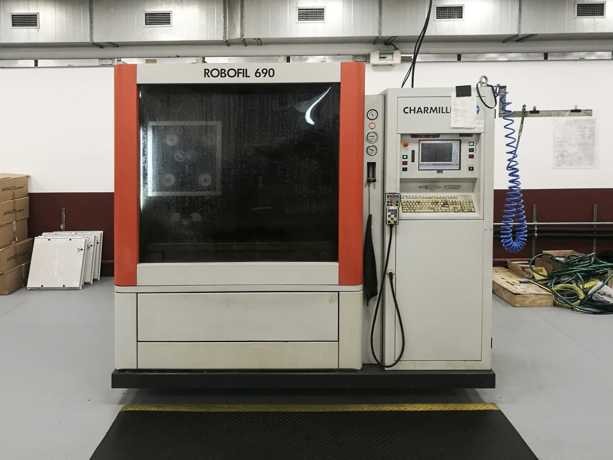 Koneen  CHARMILLES etunäkymäROBOFIL 690