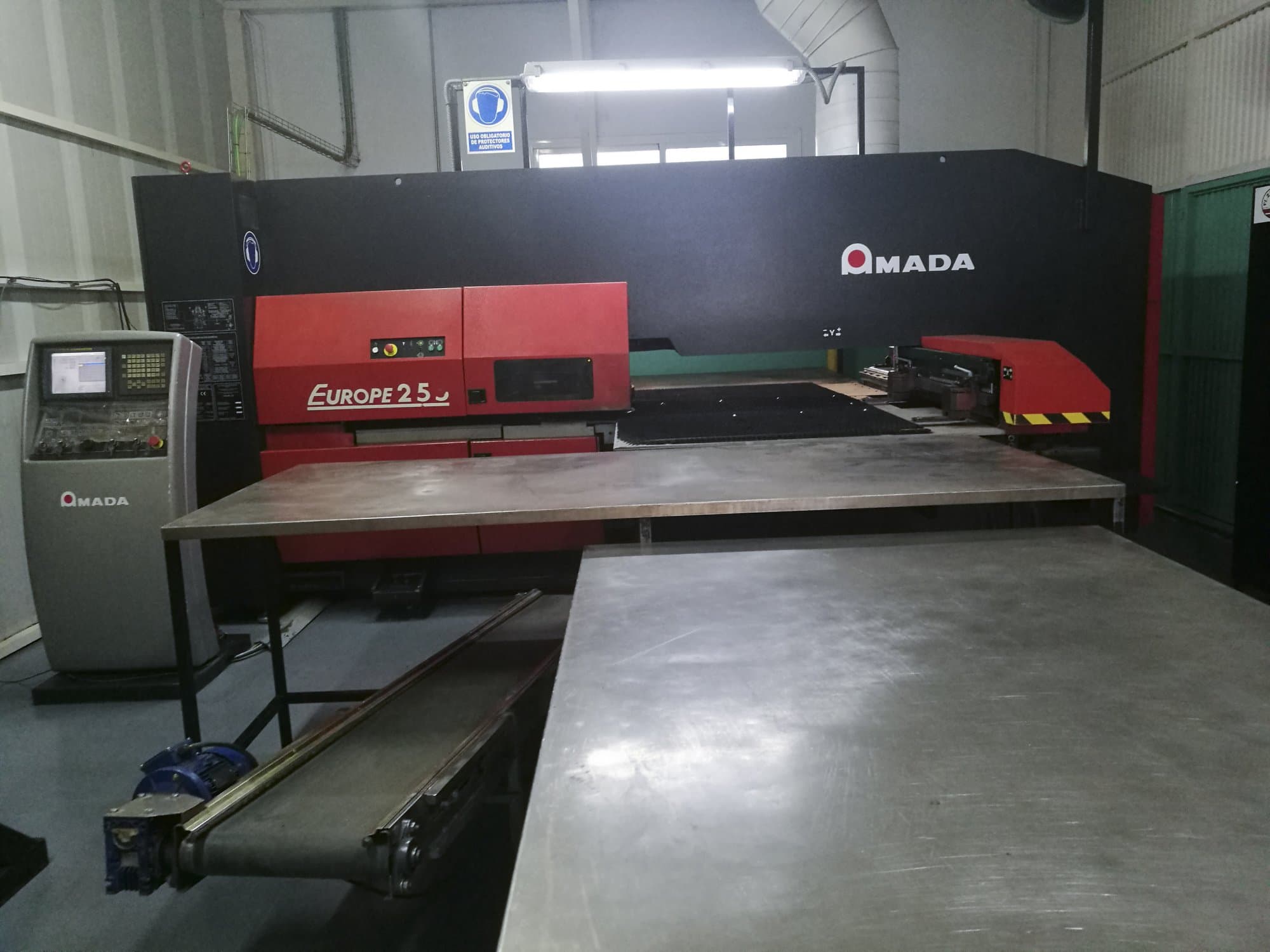 Koneen  AMADA etunäkymäEUROPE 255